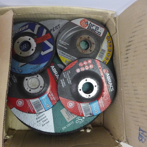 2027 - A box of 18 assorted cutting discs, an Earlex wallpaper stripper in box and a box of assorted tools ... 