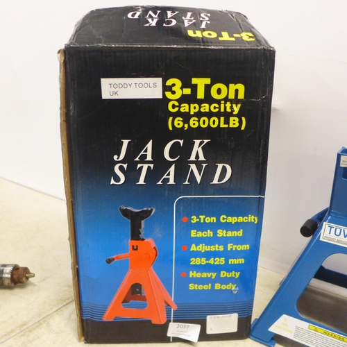 2037 - A boxed set of 3 ton capacity jack stands, a Clarke Air CAT116 3/8