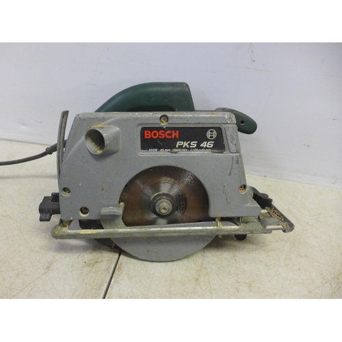 2046 - A Bosch PKS 46 power saw, a Ferm FBS-800 belt sander, a Wickes 135w orbital sheet sander, Black and ... 