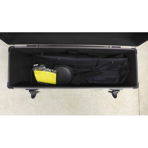 2100 - A Vanguard SF-83IT 20-60x80 spotting scope in hard case with carry case