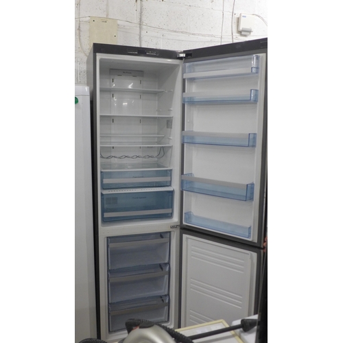 2150 - A Sandstrom SSC3ST12 No Frost, free standing 60/40 fridge freezer