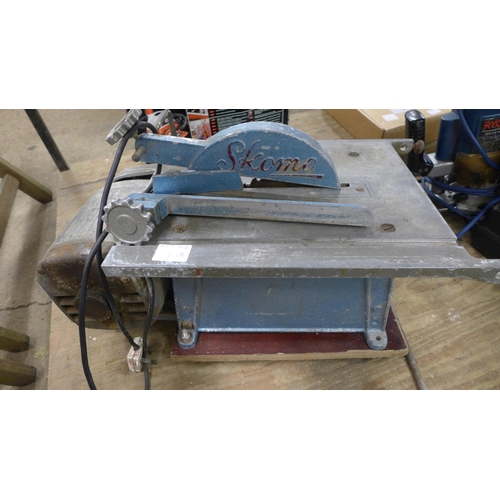 2405 - A Skomo table saw and a Briggs and Stratton 4 cycle engine 13.5 HP AT 3600 KPM, 148CC