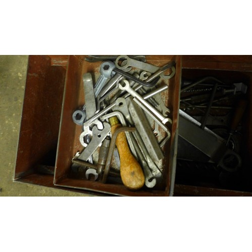 2344 - A large amount of assorted tools and consumables, mostly wood working tools including Hoselock Aquaf... 