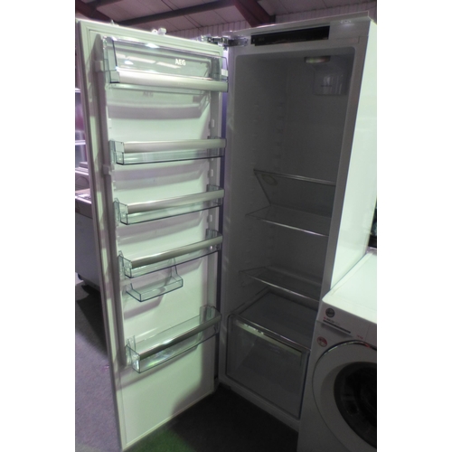 3163 - AEG Integrated Tower Fridge - model: SKE818E1DC  (446-4) * This lot is subject to vat