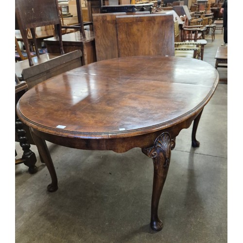 180 - A Queen Anne style walnut oval extending dining table