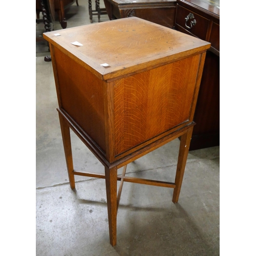 135 - An early 20th Century oak sewing box on stand