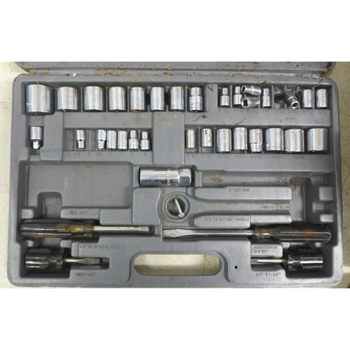 2010 - A Clarke Strong Arm 4 ton body ram and 2 socket and spanner sets including Richmond and Hilka