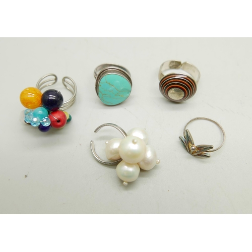 1002 - Three silver plated rings and two rings stamped 925 including a turquoise example (stone chipped)