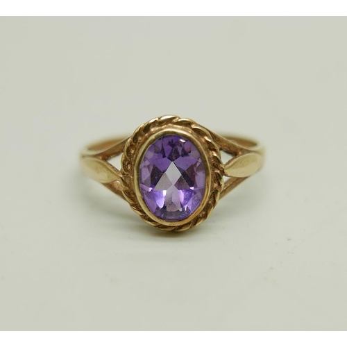 1018 - A 9ct gold and amethyst ring, 2.2g, P/Q