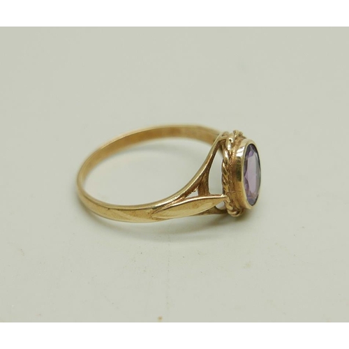 1018 - A 9ct gold and amethyst ring, 2.2g, P/Q