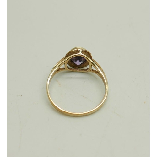 1018 - A 9ct gold and amethyst ring, 2.2g, P/Q