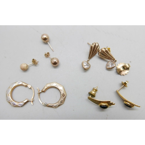 1021 - A pair of 9ct gold hoop earrings, a pair of 9ct gold stud earrings, 1.2g total, two pairs of yellow ... 