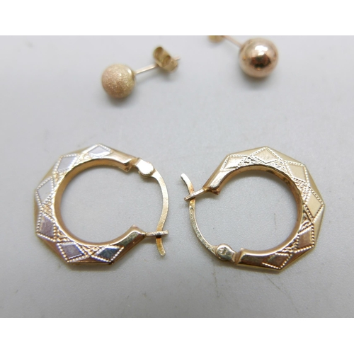 1021 - A pair of 9ct gold hoop earrings, a pair of 9ct gold stud earrings, 1.2g total, two pairs of yellow ... 