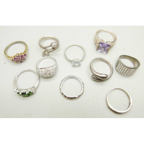 1025 - Eight silver rings and two plated rings, 28g