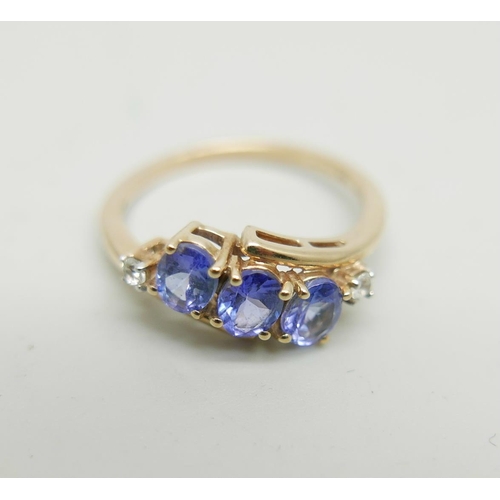 1029 - A 9ct gold and tanzanite ring, 1.9g, P/Q