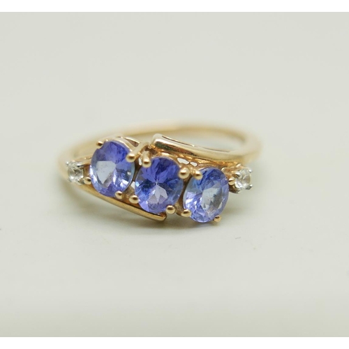 1029 - A 9ct gold and tanzanite ring, 1.9g, P/Q