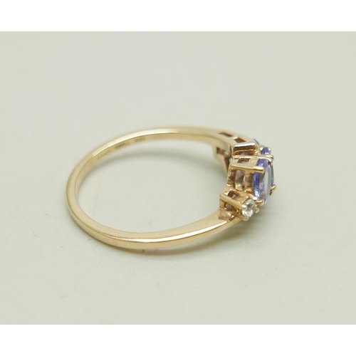 1029 - A 9ct gold and tanzanite ring, 1.9g, P/Q