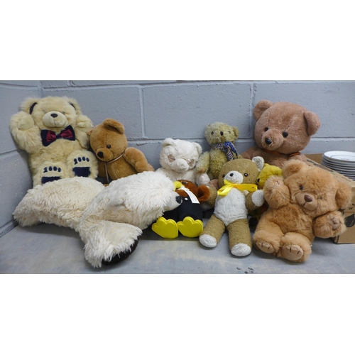 1048 - A collection of soft toys and Teddy Bears **PLEASE NOTE THIS LOT IS NOT ELIGIBLE FOR IN-HOUSE POSTIN... 