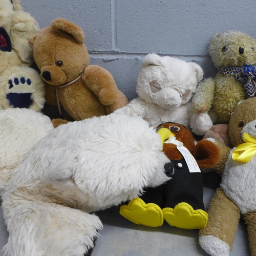 1048 - A collection of soft toys and Teddy Bears **PLEASE NOTE THIS LOT IS NOT ELIGIBLE FOR IN-HOUSE POSTIN... 