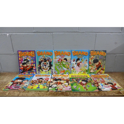 1051 - A box of Beano annuals, vintage and modern, 30 in total **PLEASE NOTE THIS LOT IS NOT ELIGIBLE FOR I... 