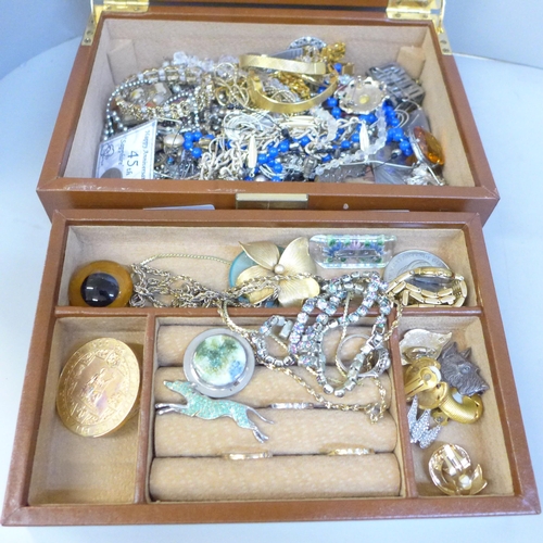 617 - A jewellery box and costume jewellery