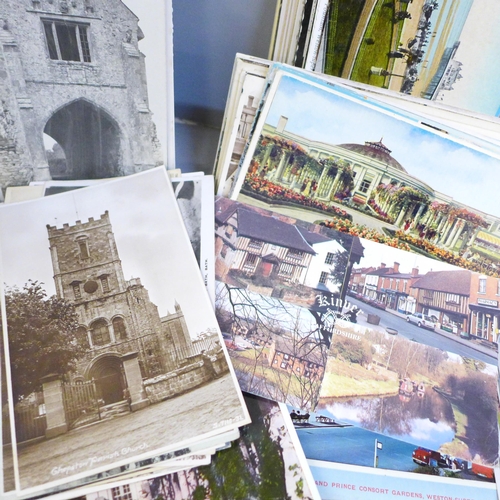 620 - A collection of vintage postcards