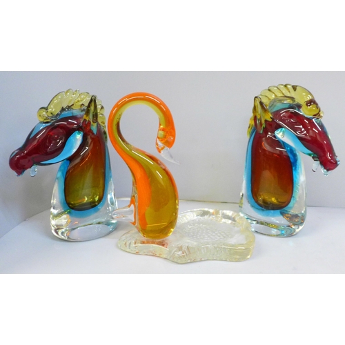 621 - A pair of Murano glass horse's heads and a Murano glass tray with bird decoration **PLEASE NOTE THIS... 