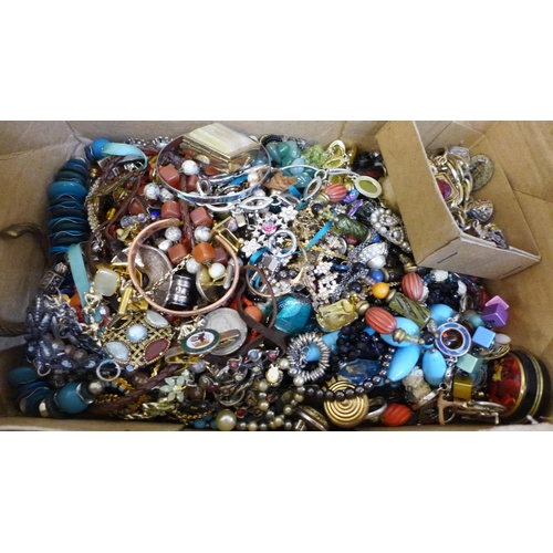 622 - A box of costume jewellery