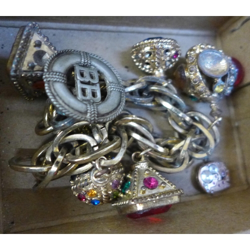 622 - A box of costume jewellery