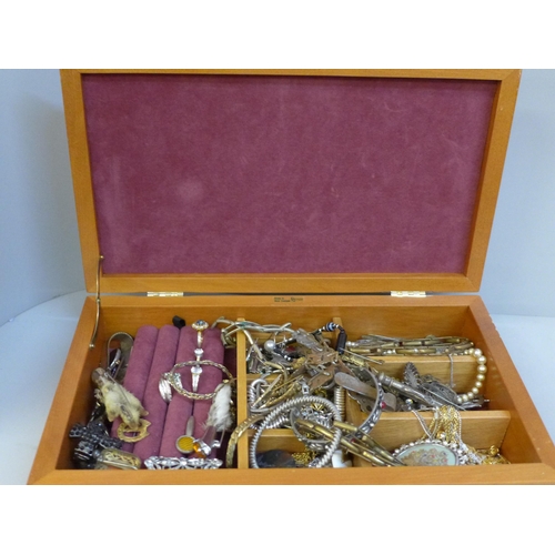 632 - A jewellery box and costume jewellery