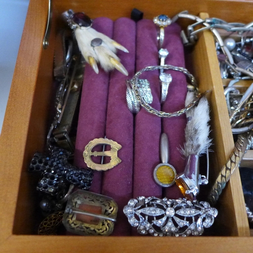 632 - A jewellery box and costume jewellery