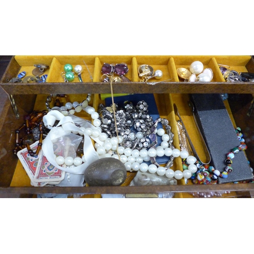 664 - A jewellery box and costume jewellery