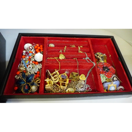 672 - A jewellery box and costume jewellery