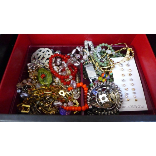 672 - A jewellery box and costume jewellery