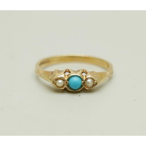 979 - A 9ct gold, turquoise and pearl ring, 1.6g, O