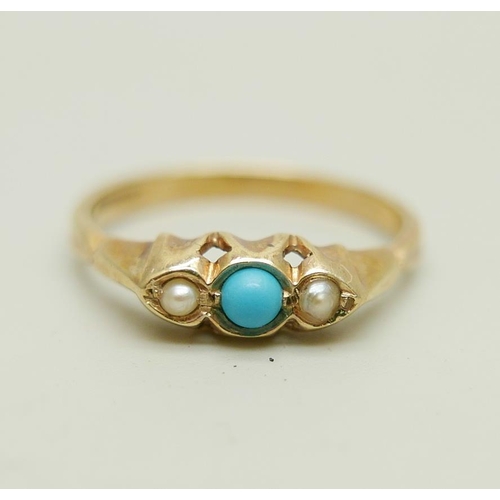 979 - A 9ct gold, turquoise and pearl ring, 1.6g, O