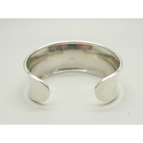 988 - A silver cuff bangle, 31g, 6.5cm x 5.5cm