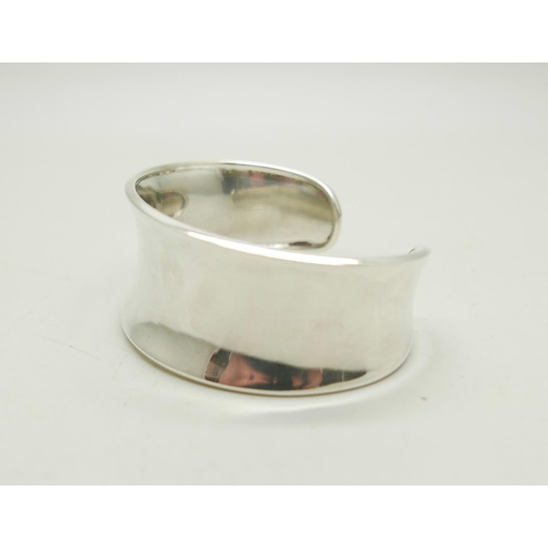 988 - A silver cuff bangle, 31g, 6.5cm x 5.5cm