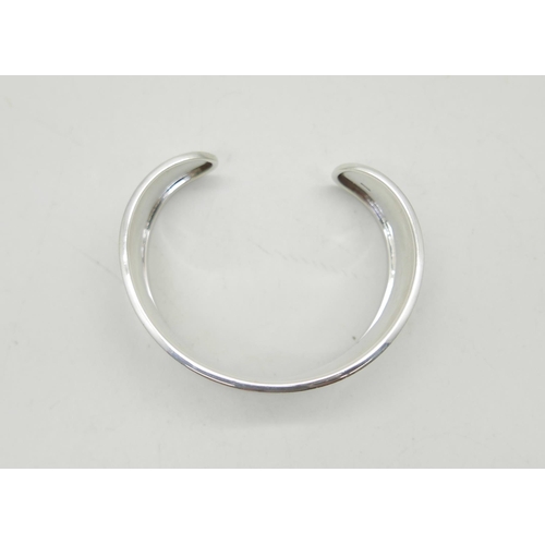 988 - A silver cuff bangle, 31g, 6.5cm x 5.5cm