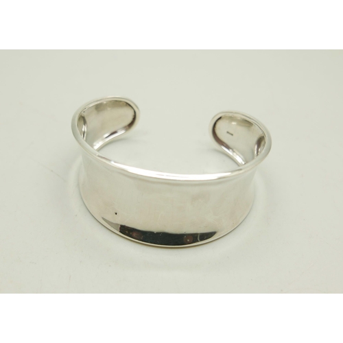 988 - A silver cuff bangle, 31g, 6.5cm x 5.5cm