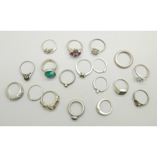 993 - Seventeen silver rings and a plated ring, 59g