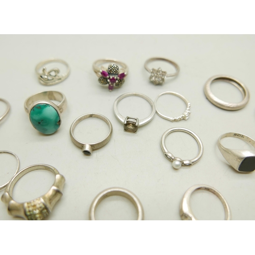 993 - Seventeen silver rings and a plated ring, 59g