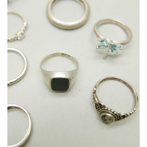 993 - Seventeen silver rings and a plated ring, 59g