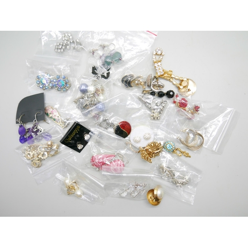 998 - A collection of vintage earrings including Napier and Sphinx