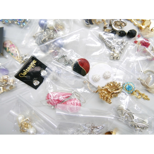 998 - A collection of vintage earrings including Napier and Sphinx