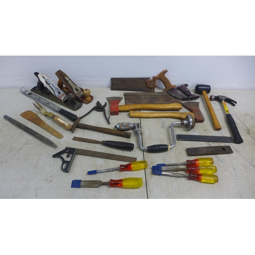 2006 - A tub of woodworking tools including an Acorn No. 4 and Stanley and Bailey No. 5 wood plane, saws, f... 