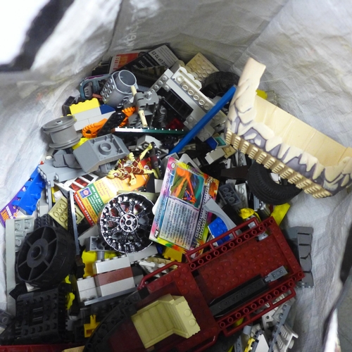 2038 - A large amount of assorted Lego building blocks (3 bags)