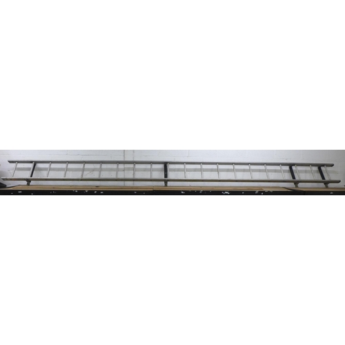 2060 - A 19 rung aluminium crawler ladder