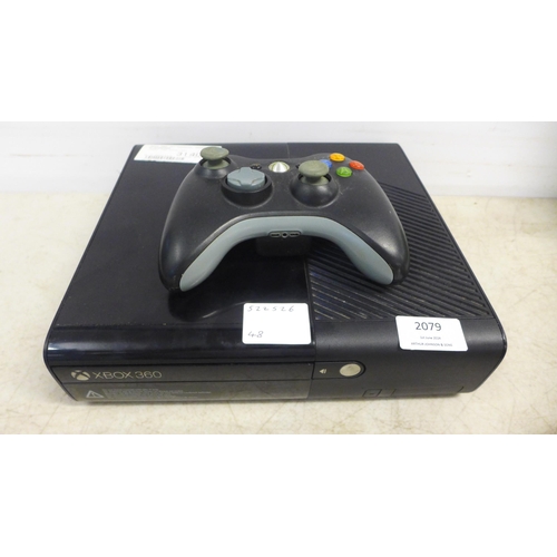 2079 - An Xbox 360 E console with controller, power supply and other cables, a Disney Infinity game board w... 