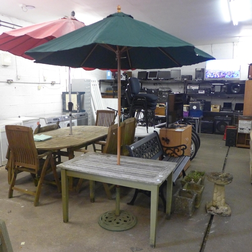 2158 - A 110cm x 72cm wooden garden table with parasol and a 150cm wooden garden bench